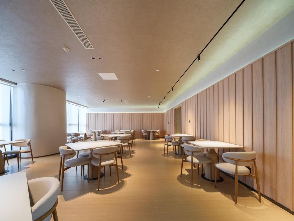 桔作酒店 新乡东站市政府店餐厅或其他用餐的地方