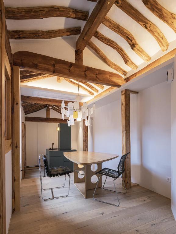 Ein Sitzbereich in der Unterkunft Nostalgia Hanok Hotel