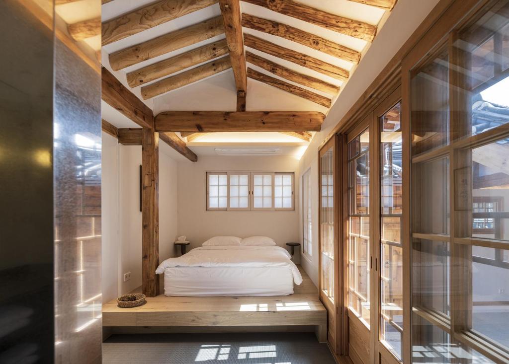 Ein Bett oder Betten in einem Zimmer der Unterkunft Nostalgia Hanok Hotel