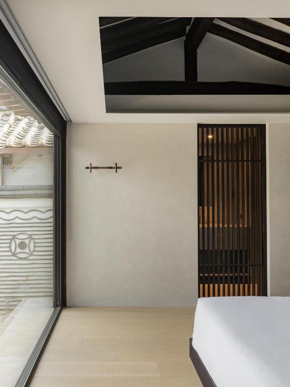 Ein Bett oder Betten in einem Zimmer der Unterkunft Nostalgia Hanok Hotel