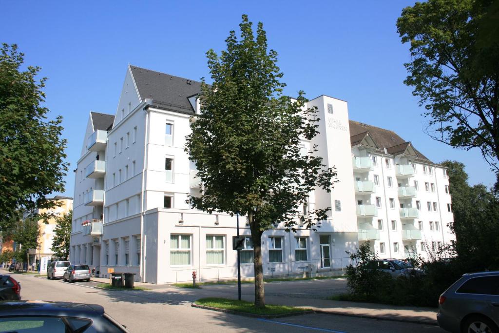 um edifício branco com uma árvore em frente em Frühstückshotel Waldbauer em Bad Schallerbach