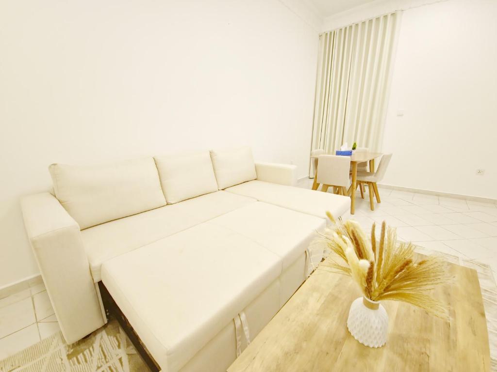 Postel nebo postele na pokoji v ubytování HARF22-101-02 2br apt in AD