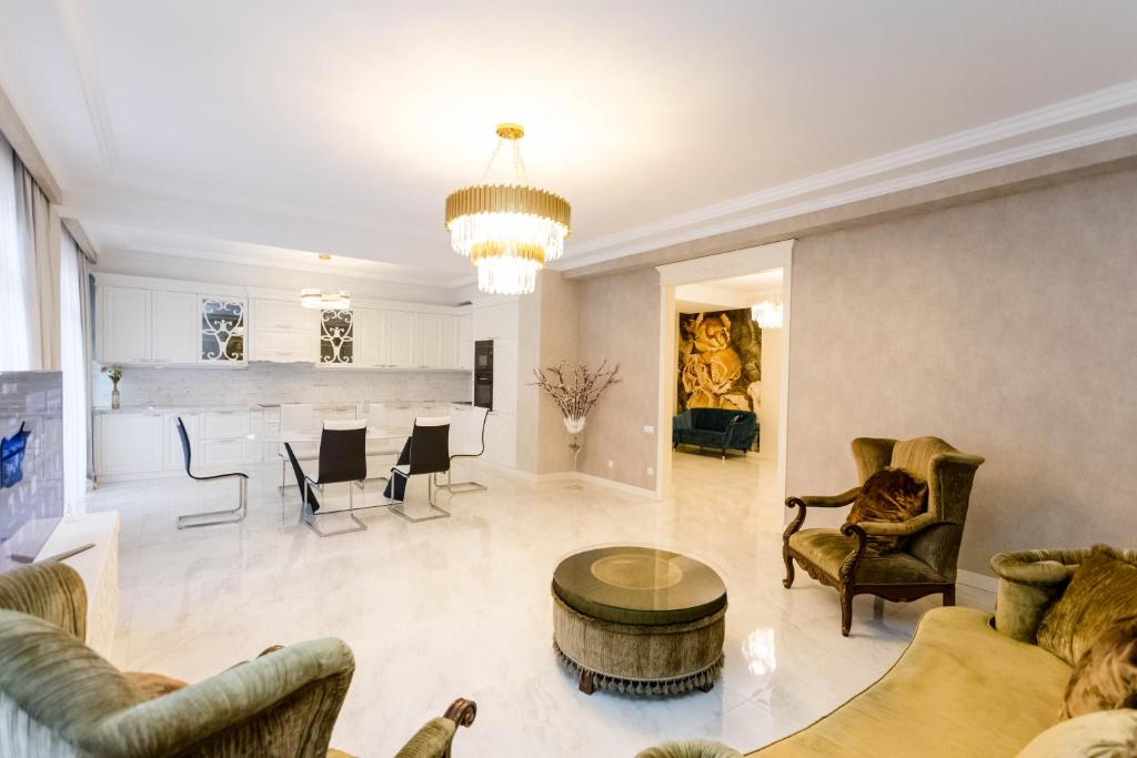 Posezení v ubytování Central Elegant Apartment