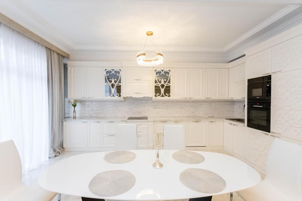 Kuchyň nebo kuchyňský kout v ubytování Central Elegant Apartment