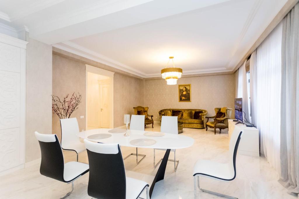 Posezení v ubytování Central Elegant Apartment