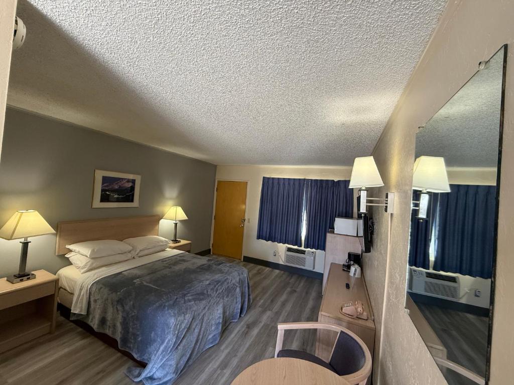 Pine Needles Inn photo