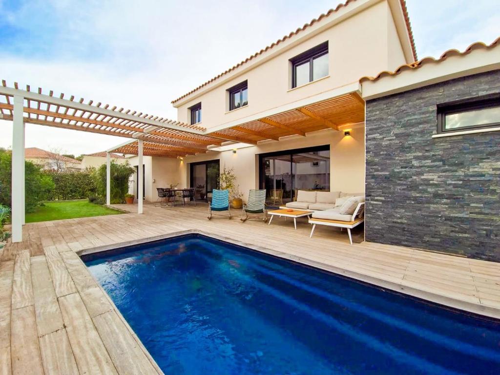 - une piscine dans une arrière-cour avec une maison dans l'établissement Superbe Villa Marseille 3 Lucs, à Marseille