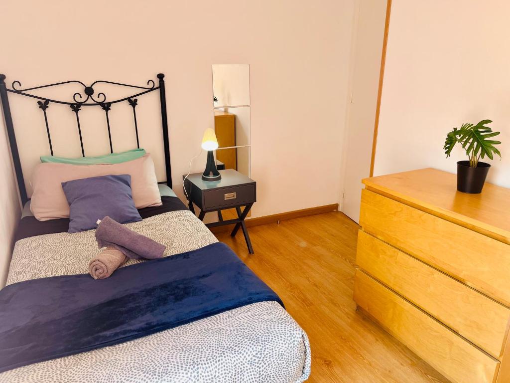 A bed or beds in a room at Attic360Views