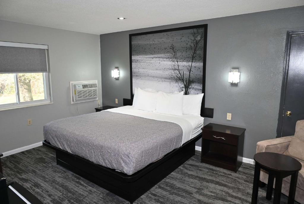 Super 8 by Wyndham Higginsville - Kamer Met Kingsize Bed - Niet-roken