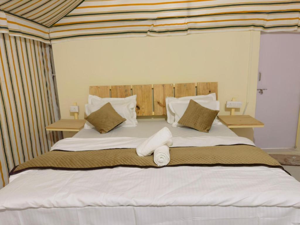 Postel nebo postele na pokoji v ubytování Jaisalmer Villa Resort Camp