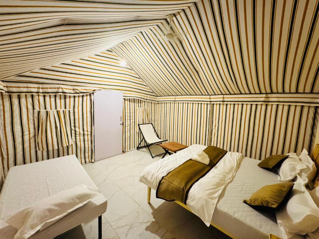 Postel nebo postele na pokoji v ubytování Jaisalmer Villa Resort Camp