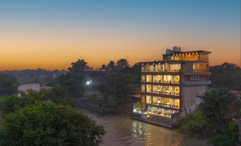 Výhled na řeku, která protéká v blízkosti hotelu