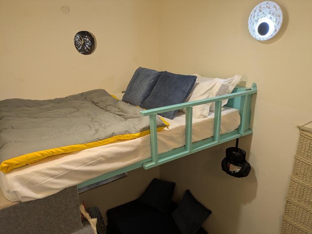 Ein Bett oder Betten in einem Zimmer der Unterkunft Serendipity Hostel & Cats Cafe