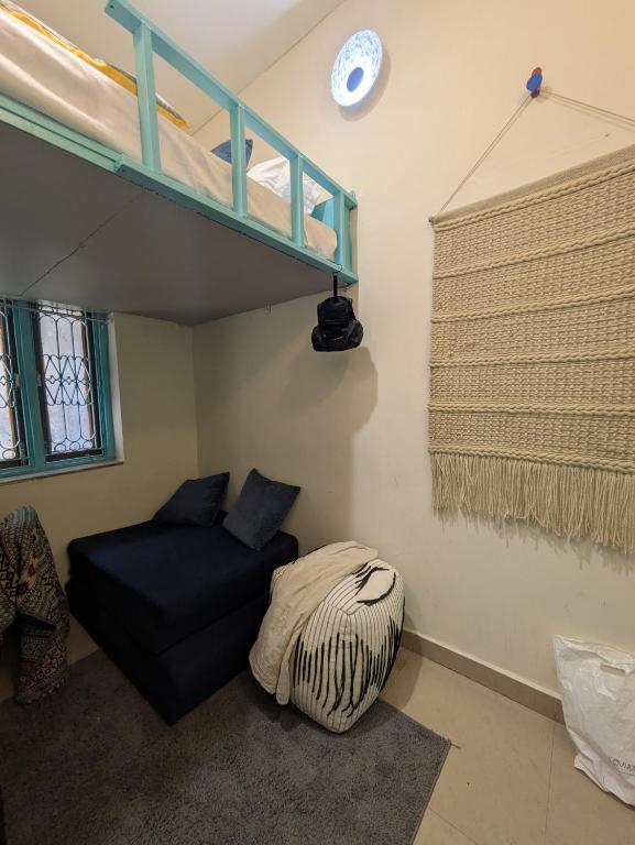 Ein Bett oder Betten in einem Zimmer der Unterkunft Serendipity Hostel & Cats Cafe
