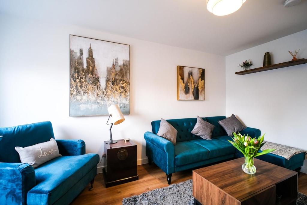 Una sala de estar con sofás azules y una mesa de café. en Stunning 3 Bed Home in Somerset with 2 Parking Spaces, en Haybridge