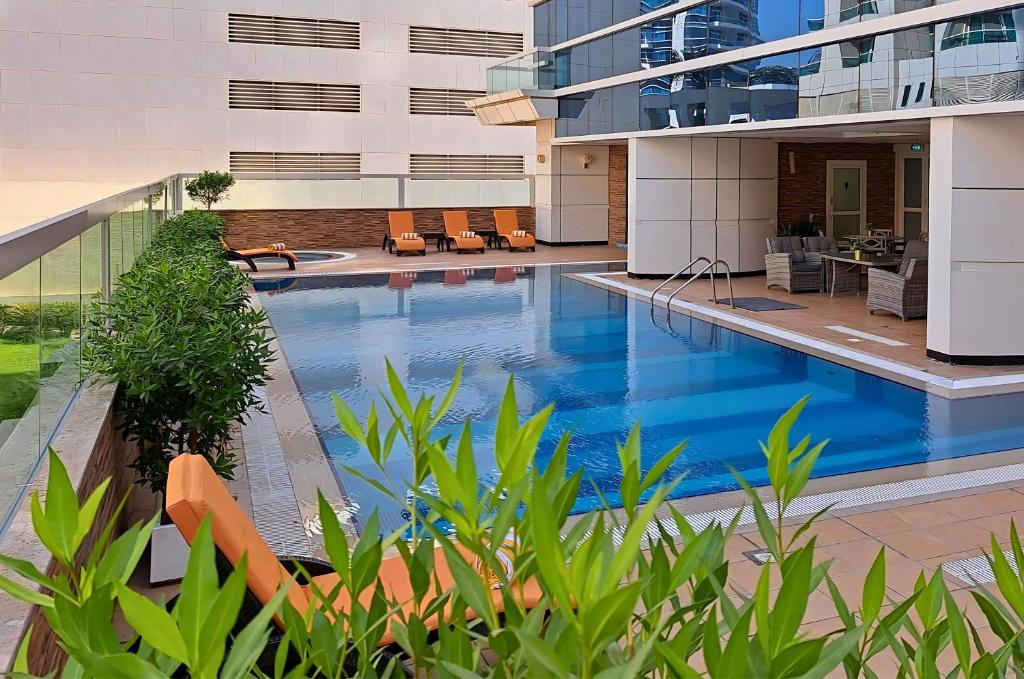 una piscina al centro di un edificio di Barceló Residences Dubai Marina a Dubai