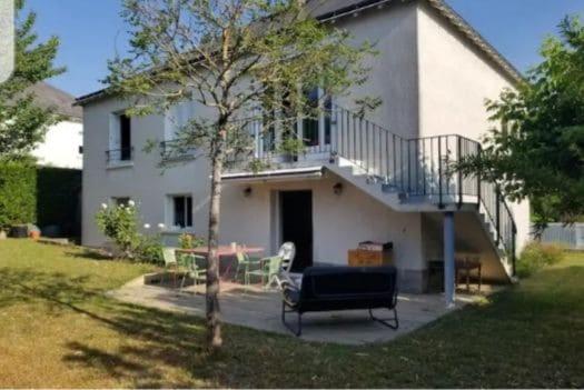 une maison avec une table et une chaise dans une cour dans l'établissement Maison familiale Amboise, à Amboise