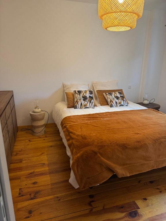 une chambre avec un grand lit avec des oreillers dessus dans l'établissement Grain de folie, à Mulhouse