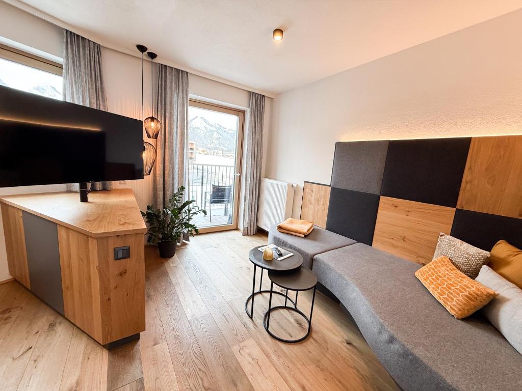 TV a/nebo společenská místnost v ubytování Cabin8 Alpine Flair Apartments