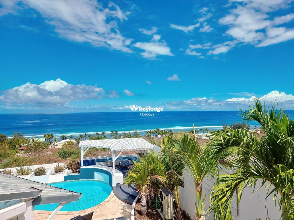 Πισίνα στο ή κοντά στο Villa Bleue - 227m2 avec piscine et vue mer - Saint-Gilles-Les-Bains