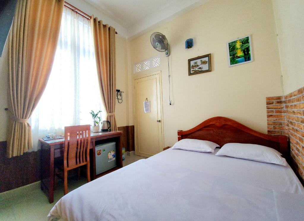 Postel nebo postele na pokoji v ubytování Bình Đào Hotel - Khách sạn ngay trung tâm giá rẻ