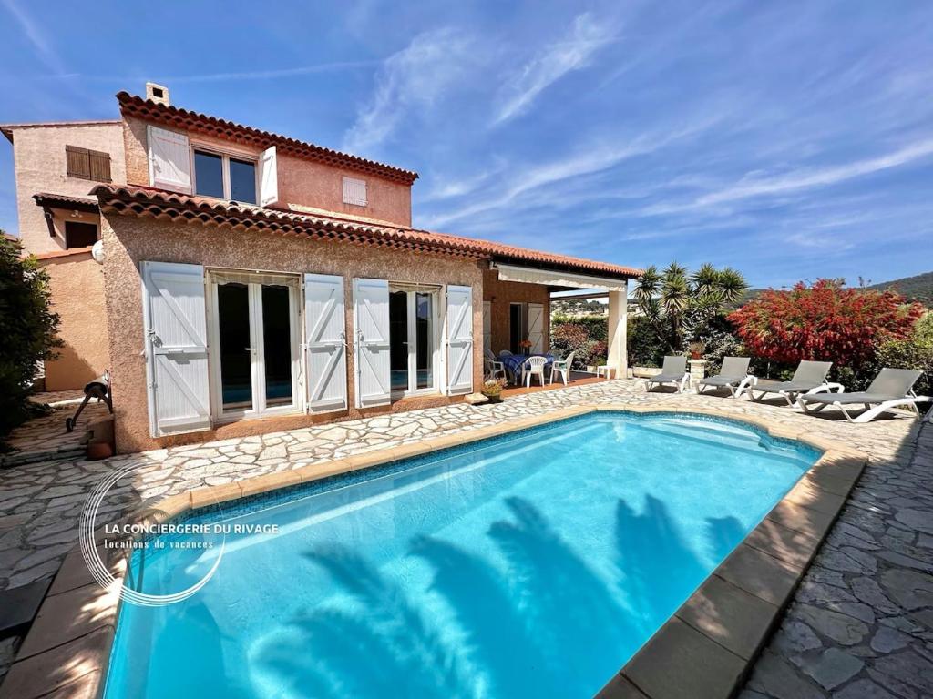 une villa avec piscine devant une maison dans l'établissement Villa La Pialla - Piscine - Plages et Port à pied, à Carqueiranne