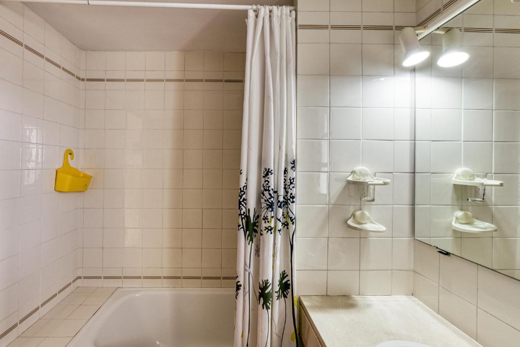 Kúpeľňa v ubytovaní Apt Amarres, piscina comunitaria