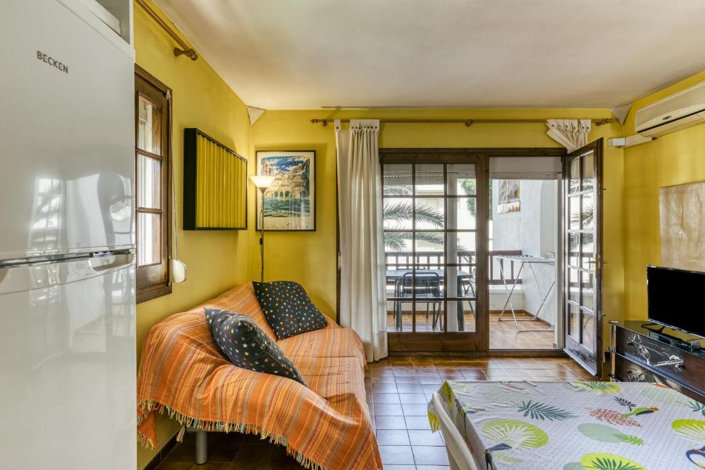 Televízia a/alebo spoločenská miestnosť v ubytovaní Apt Amarres, piscina comunitaria