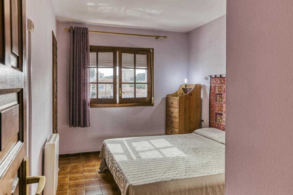 Posteľ alebo postele v izbe v ubytovaní Apt Amarres, piscina comunitaria