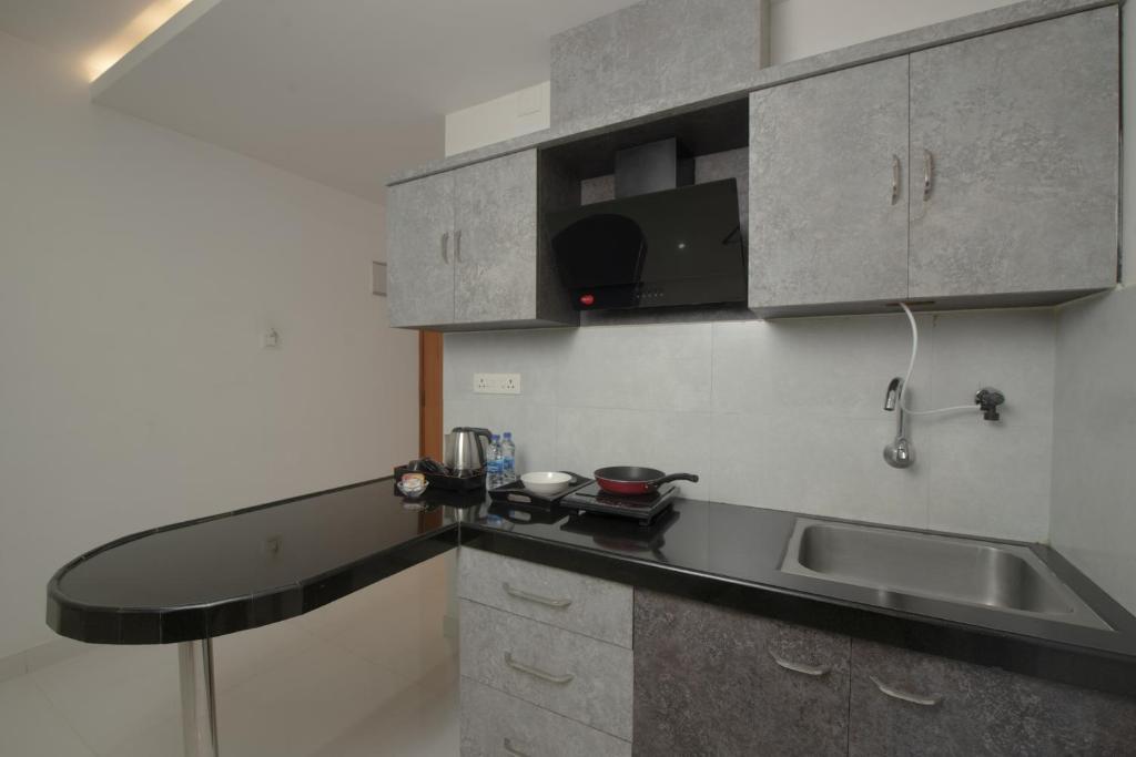 Kuchyň nebo kuchyňský kout v ubytování Manipal Atalia Service Apartments