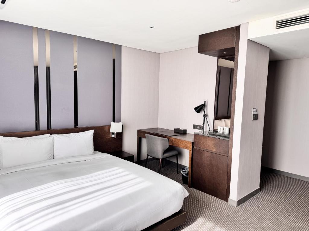 Postel nebo postele na pokoji v ubytování Centum Business Hotel