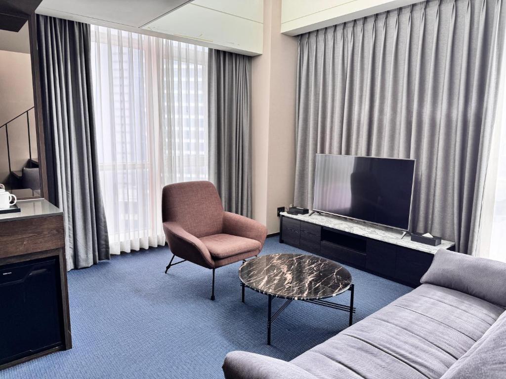 TV a/nebo společenská místnost v ubytování Centum Business Hotel