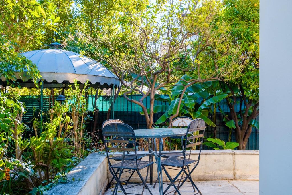 une table avec deux chaises et un kiosque dans l'établissement Villa Eden 2, à Menton