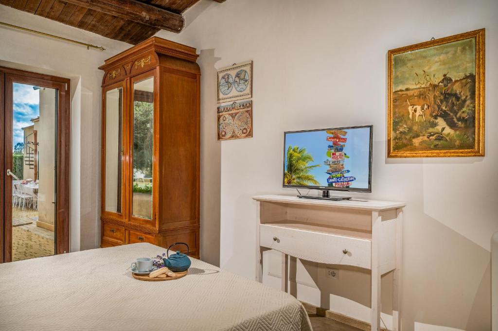 Televízia a/alebo spoločenská miestnosť v ubytovaní CASALE DOME' 14&2, Emma Villas