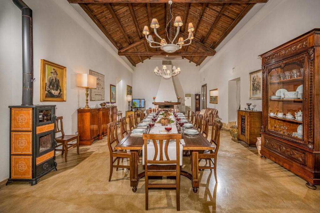 Reštaurácia alebo iné gastronomické zariadenie v ubytovaní CASALE DOME' 14&2, Emma Villas