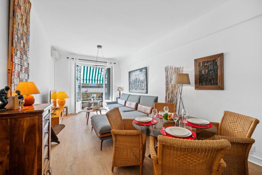 un salon avec une table et des chaises dans l'établissement PamPam - L'évasion lumineuse & pleine de charme, à Nice