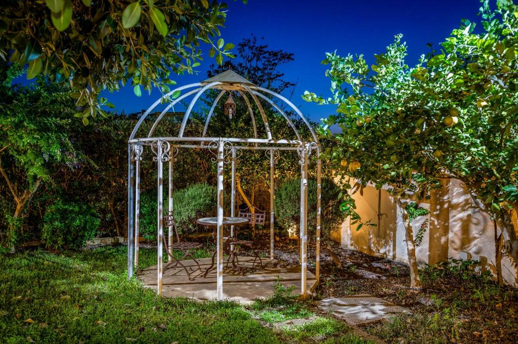 Vonkajšia záhrada v ubytovaní CASALE DOME' 14&2, Emma Villas