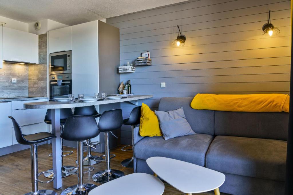 un salon avec un canapé et une table dans l'établissement Résidence Les Hauts De Preclaux - Appartement rénové au coeur des Orres 1800 MAE-8511, aux Orres