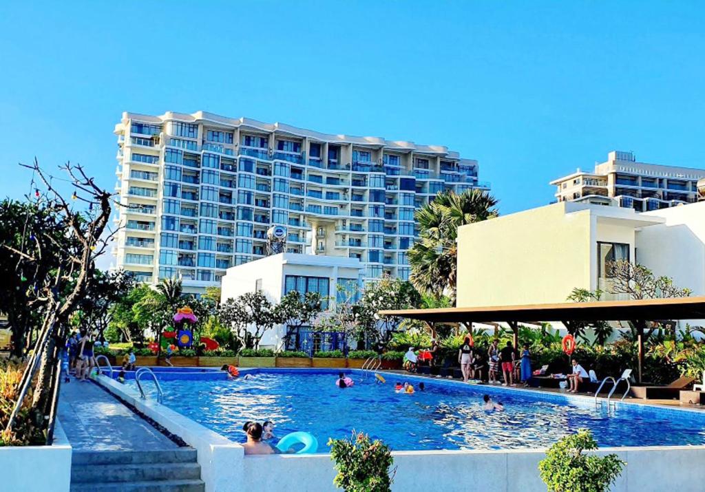ein großer Pool mit einem großen Gebäude im Hintergrund in der Unterkunft 5 homestay Ocean View in Xã Thắng Nhứt