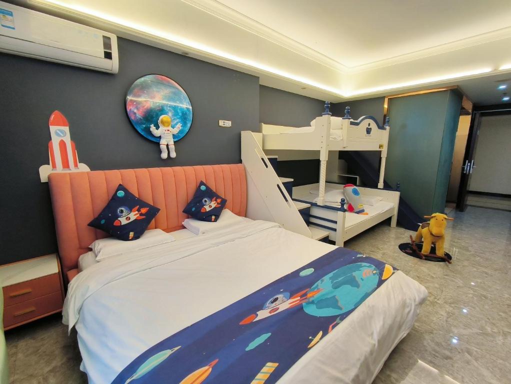 a bedroom with a bed and a bunk bed at FRAGRANCE House Hanxi Changlong Panyu Wanda Plaza Store in Guangzhou