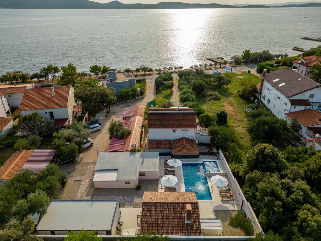 widok z powietrza na dom nad wodą w obiekcie CAMP MRKVA MOBILE HOMES with POOL w Sukošanie