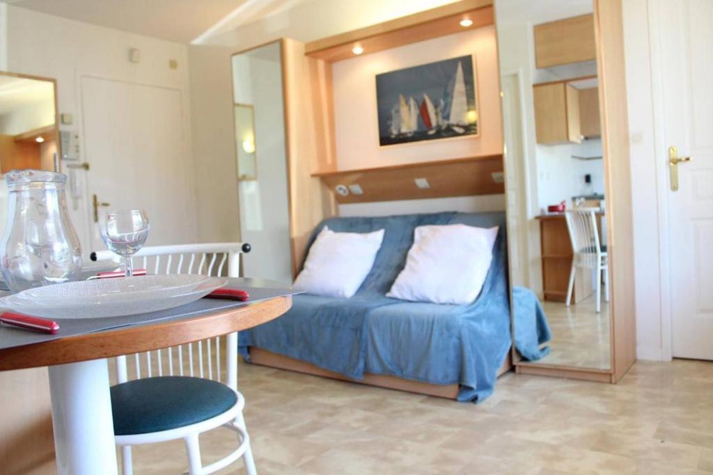 een hotelkamer met een bed en een tafel en een eetkamer bij Appt 2 pièces LA ROCHELLE - LR010-022 in La Rochelle