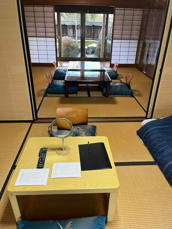 Posezení v ubytování 最高ランク飛騨牛の希少部位と地元野菜の炭火焼きを堪能できる宿ゲストハウスつぐや