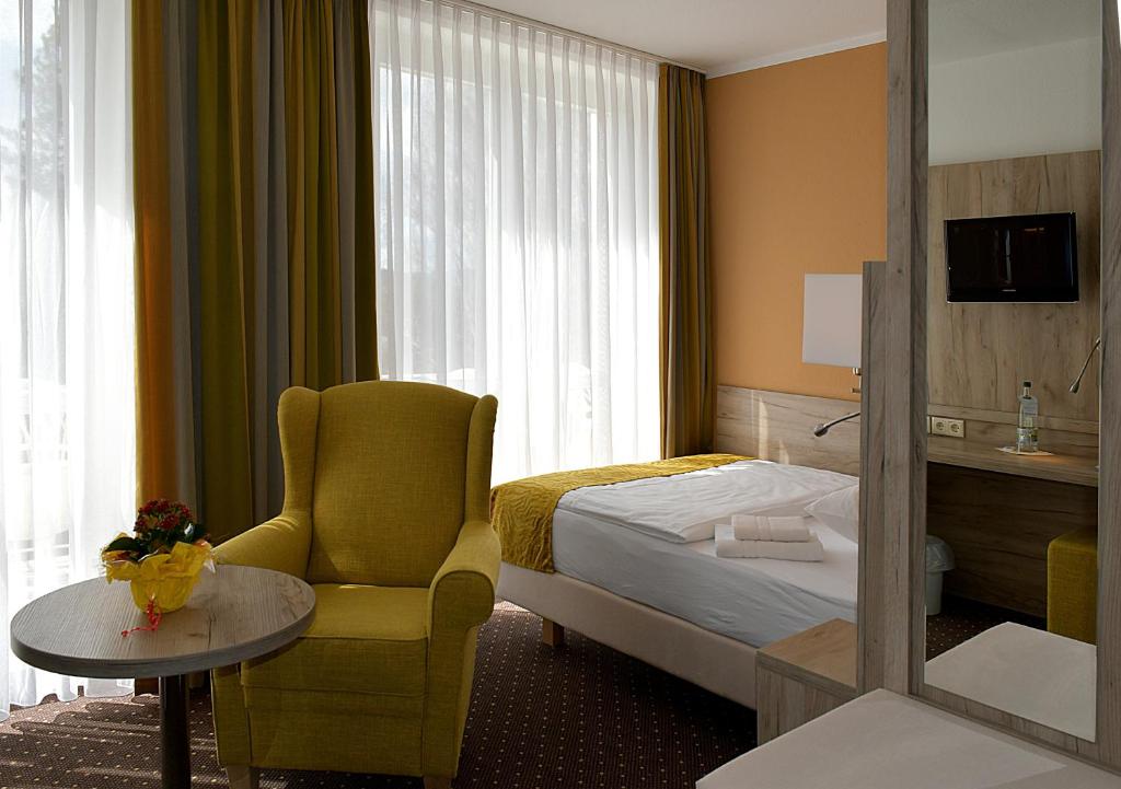 Postel nebo postele na pokoji v ubytování Akzent Hotel Am Burgholz