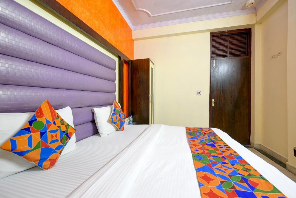 Postel nebo postele na pokoji v ubytování Hotel Paradise - New Delhi