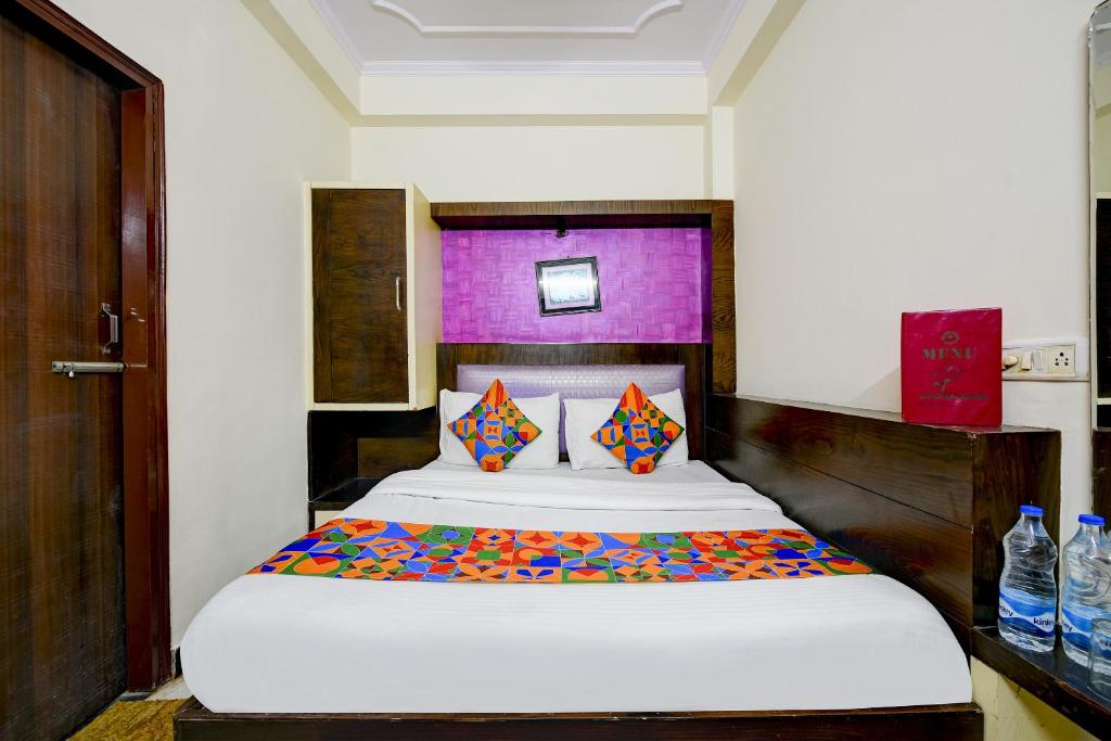 Postel nebo postele na pokoji v ubytování Hotel Paradise - New Delhi