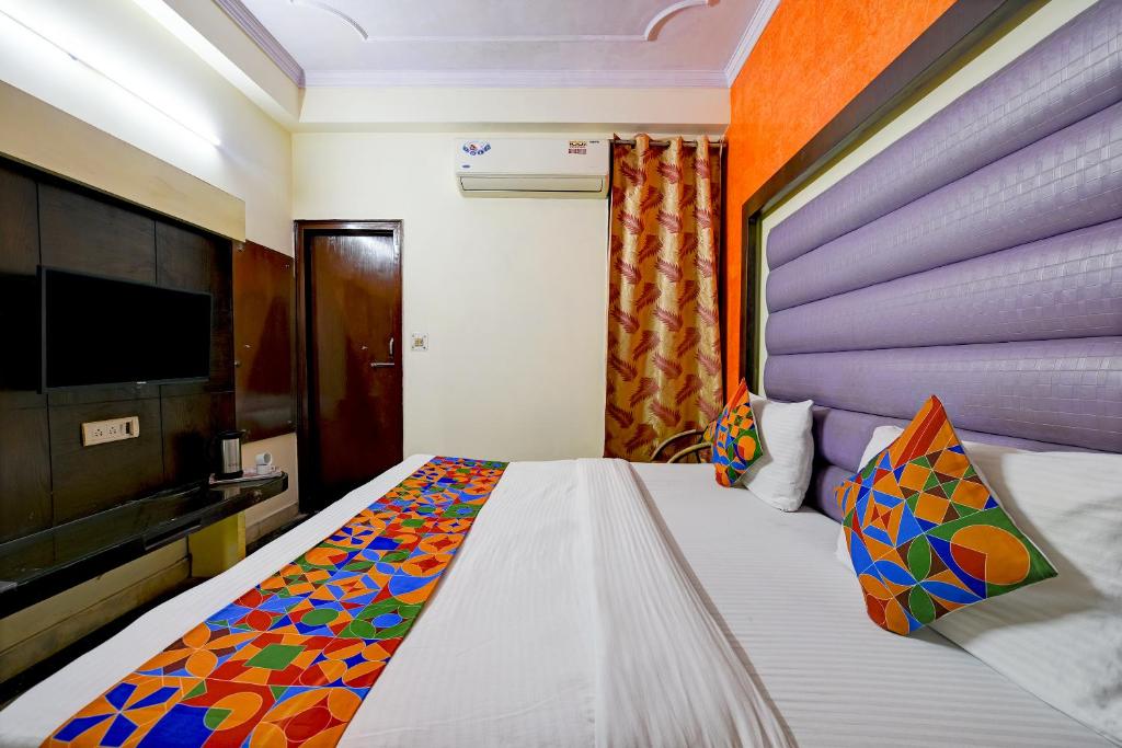 Postel nebo postele na pokoji v ubytování Hotel Paradise - New Delhi