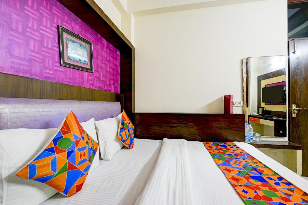 Postel nebo postele na pokoji v ubytování Hotel Paradise - New Delhi