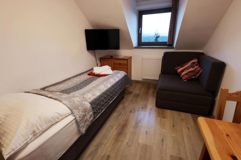 Postel nebo postele na pokoji v ubytování BILÍKOVA CHATA - Horský hotel