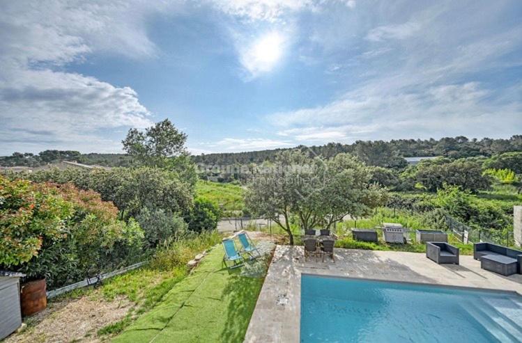 Πισίνα στο ή κοντά στο belle maison de vacances climatisée,3ch avec piscine